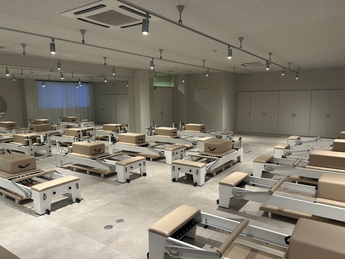 新潟市東区ONDPILATESスタジオのマシンピラティス風景