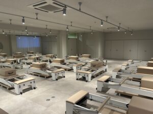 新潟市東区ONDPILATESスタジオのマシンピラティス風景