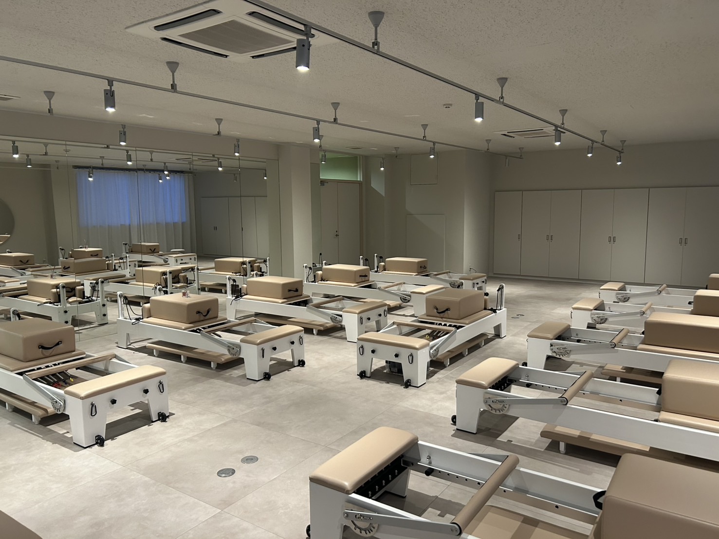 新潟市東区ONDPILATESスタジオのマシンピラティス風景